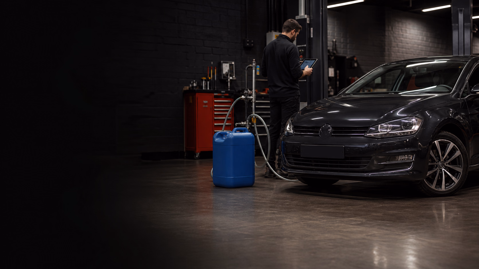 Illustration d’une compacte sombre contrôlée près d’un équipement de carburant bleu