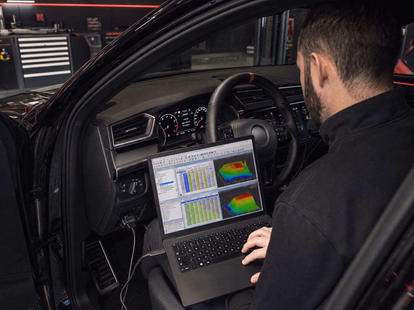 Technicien assis au volant avec WinOLS relié à la prise OBD